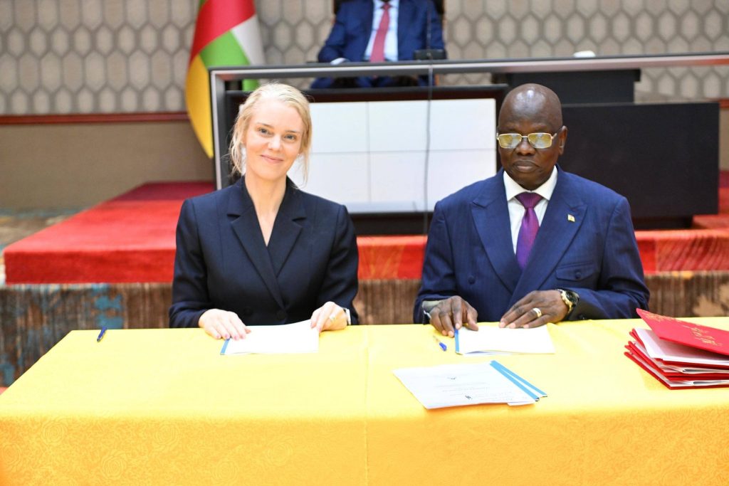 INFO. AGRI. CEREMONIE OFFICIELLE DE SIGNATURE DES ACCORDS ENTRE LE MINISTERE DE L’AGRICULTURE ET DU DEVELOPPEMENT RURAL ET LE GROUPE DSR BASÉ À LONDRES, DANS LE CADRE DE LA MECANISATION AGRICOLE, SOUS LA TRES HAUTE AUTORITÉ DU PRÉSIDENT DE LA RÉPUBLIQUE NOUVELLEMENT INVESTI.