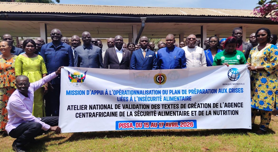 Une étape cruciale franchie dans le processus de création de l'Agence centrafricaine de la sécurité alimentaire et de la nutrition (ACASAN) : l'atelier de validation du projet de Loi sous le très haut Patronage du Représentant du Président de l’Assemblée Nationale, du Représentant de la Primature et du Ministre de l’Agriculture et du développement rural en partenariat avec la Banque Mondiale du 15 au 17 avril 2026 à Pissa (75 Km de Bangui). Cet atelier fait suite à l’atelier de consultation des parties prenantes organisé du 17 au 18 Mars 2026 au cours duquel les participants ont (i) analysé le cadre juridique et institutionnel de la future agence ; (ii) identifié les modalités de gouvernance (iii) défini les missions, l’organisation et les modalités de fonctionnement de l’agence, (iv) analysé les mécanismes de financement et de l’autonomisation de l’agence et (v) formulé des recommandations pour la mise en place et son opérationnalisation. Cet atelier, couplé à celui de la restitution des activités de l’Alliance Parlementaire de la République Centrafricaine pour la Sécurité Alimentaire et Nutritionnelle (APRCA-SAN) a réuni l’ensemble des parties prenantes (parlementaires, administrations publiques, société civile, secteur privé, partenaires techniques et financiers) Ce travail participatif a permis d’améliorer la qualité juridique et institutionnelle des textes, de clarifier les missions, l’organisation, les mécanismes de financement et de gouvernance de l’agence et éviter les chevauchements de compétences avec les structures existantes (ministères techniques, agences, offices) et de veiller à l’alignement sur les politiques publiques nationales (agriculture, nutrition, protection sociale, gestion des crises) et les engagements régionaux et internationaux en matière de sécurité alimentaire et nutritionnelle (ODD 2030, PDDAA KAMPALA 2026-2035, initiatives régionales).