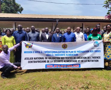 Une étape cruciale franchie dans le processus de création de l'Agence centrafricaine de la sécurité alimentaire et de la nutrition (ACASAN) : l'atelier de validation du projet de Loi sous le très haut Patronage du Représentant du Président de l’Assemblée Nationale, du Représentant de la Primature et du Ministre de l’Agriculture et du développement rural en partenariat avec la Banque Mondiale du 15 au 17 avril 2026 à Pissa (75 Km de Bangui). Cet atelier fait suite à l’atelier de consultation des parties prenantes organisé du 17 au 18 Mars 2026 au cours duquel les participants ont (i) analysé le cadre juridique et institutionnel de la future agence ; (ii) identifié les modalités de gouvernance (iii) défini les missions, l’organisation et les modalités de fonctionnement de l’agence, (iv) analysé les mécanismes de financement et de l’autonomisation de l’agence et (v) formulé des recommandations pour la mise en place et son opérationnalisation. Cet atelier, couplé à celui de la restitution des activités de l’Alliance Parlementaire de la République Centrafricaine pour la Sécurité Alimentaire et Nutritionnelle (APRCA-SAN) a réuni l’ensemble des parties prenantes (parlementaires, administrations publiques, société civile, secteur privé, partenaires techniques et financiers) Ce travail participatif a permis d’améliorer la qualité juridique et institutionnelle des textes, de clarifier les missions, l’organisation, les mécanismes de financement et de gouvernance de l’agence et éviter les chevauchements de compétences avec les structures existantes (ministères techniques, agences, offices) et de veiller à l’alignement sur les politiques publiques nationales (agriculture, nutrition, protection sociale, gestion des crises) et les engagements régionaux et internationaux en matière de sécurité alimentaire et nutritionnelle (ODD 2030, PDDAA KAMPALA 2026-2035, initiatives régionales).