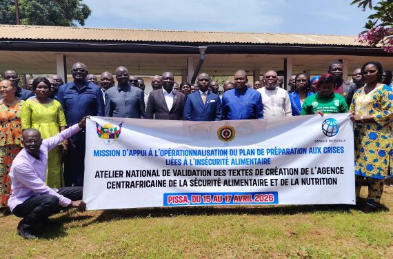 Une étape cruciale franchie dans le processus de création de l'Agence centrafricaine de la sécurité alimentaire et de la nutrition (ACASAN) : l'atelier de validation du projet de Loi sous le très haut Patronage du Représentant du Président de l’Assemblée Nationale, du Représentant de la Primature et du Ministre de l’Agriculture et du développement rural en partenariat avec la Banque Mondiale du 15 au 17 avril 2026 à Pissa (75 Km de Bangui). Cet atelier fait suite à l’atelier de consultation des parties prenantes organisé du 17 au 18 Mars 2026 au cours duquel les participants ont (i) analysé le cadre juridique et institutionnel de la future agence ; (ii) identifié les modalités de gouvernance (iii) défini les missions, l’organisation et les modalités de fonctionnement de l’agence, (iv) analysé les mécanismes de financement et de l’autonomisation de l’agence et (v) formulé des recommandations pour la mise en place et son opérationnalisation. Cet atelier, couplé à celui de la restitution des activités de l’Alliance Parlementaire de la République Centrafricaine pour la Sécurité Alimentaire et Nutritionnelle (APRCA-SAN) a réuni l’ensemble des parties prenantes (parlementaires, administrations publiques, société civile, secteur privé, partenaires techniques et financiers) Ce travail participatif a permis d’améliorer la qualité juridique et institutionnelle des textes, de clarifier les missions, l’organisation, les mécanismes de financement et de gouvernance de l’agence et éviter les chevauchements de compétences avec les structures existantes (ministères techniques, agences, offices) et de veiller à l’alignement sur les politiques publiques nationales (agriculture, nutrition, protection sociale, gestion des crises) et les engagements régionaux et internationaux en matière de sécurité alimentaire et nutritionnelle (ODD 2030, PDDAA KAMPALA 2026-2035, initiatives régionales).